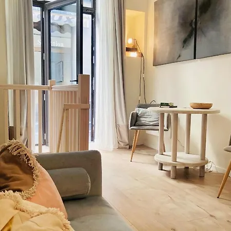 Serene Sixteen - Centre Apartment *
