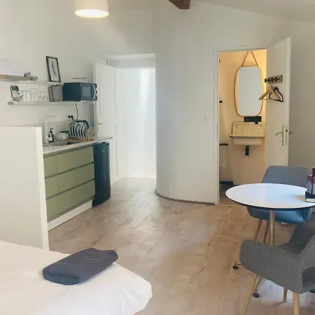 Serene Sixteen - Centre Apartment